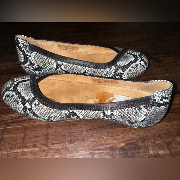 VIONIC Caroll Spark Ballet Flat Black Gray Snakeskin Size 7 Slip On Excellent! - Picture 2 of 6